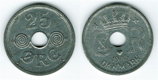 25 øre 1945 i kv. 01 - flot lys mønt, enkelte pletter